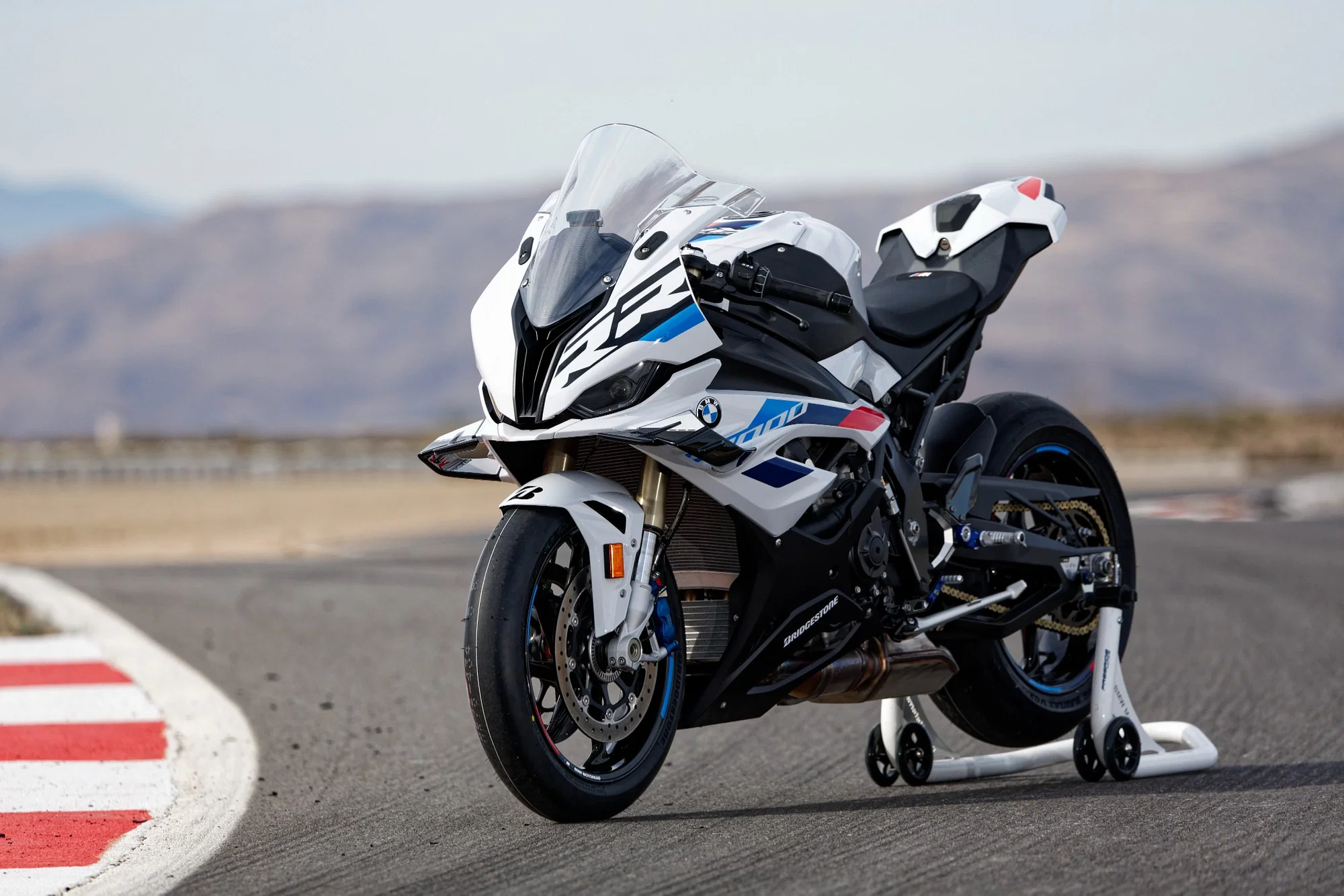 BMW S 1000 RR নাকি Honda CBR1000RR-R Fireblade, কোন রেসিং বাইকটি বেস্ট? দেখে নিন দাম ও নজরকাড়া ফিচার্স BMW S 1000 RR নাকি Honda CBR1000RR-R Fireblade, কোন রেসিং বাইকটি বেস্ট? দেখে নিন দাম ও নজরকাড়া ফিচার্স