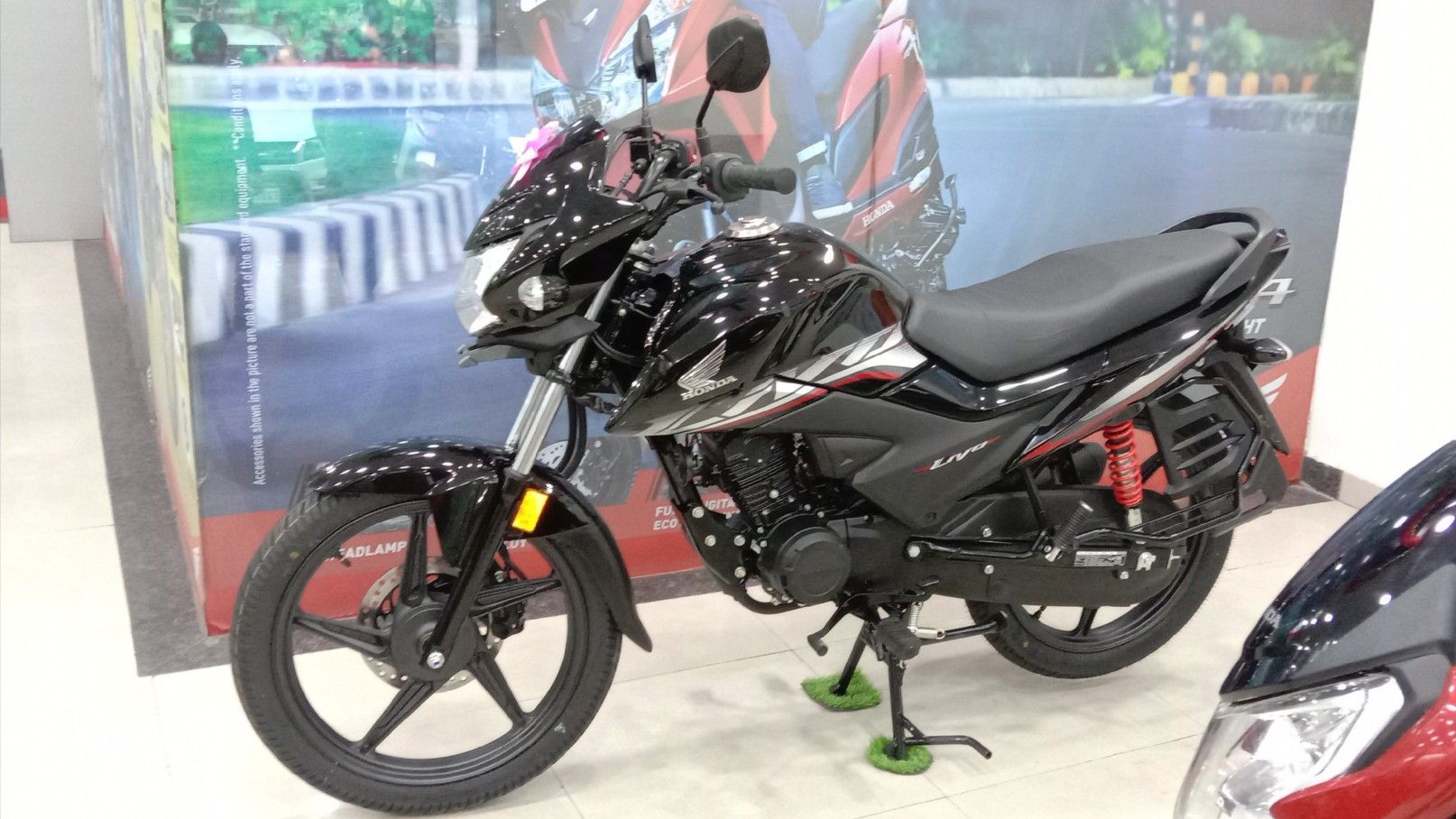 Honda Livo: TVS এবং Hero-কে জোর ঝটকা দিতে পুজোর আগেই ধাসু বাইক লঞ্চ করলো হোন্ডা, দাম কত? Honda Livo: TVS এবং Hero-কে জোর ঝটকা দিতে পুজোর আগেই ধাসু বাইক লঞ্চ করলো হোন্ডা, দাম কত?