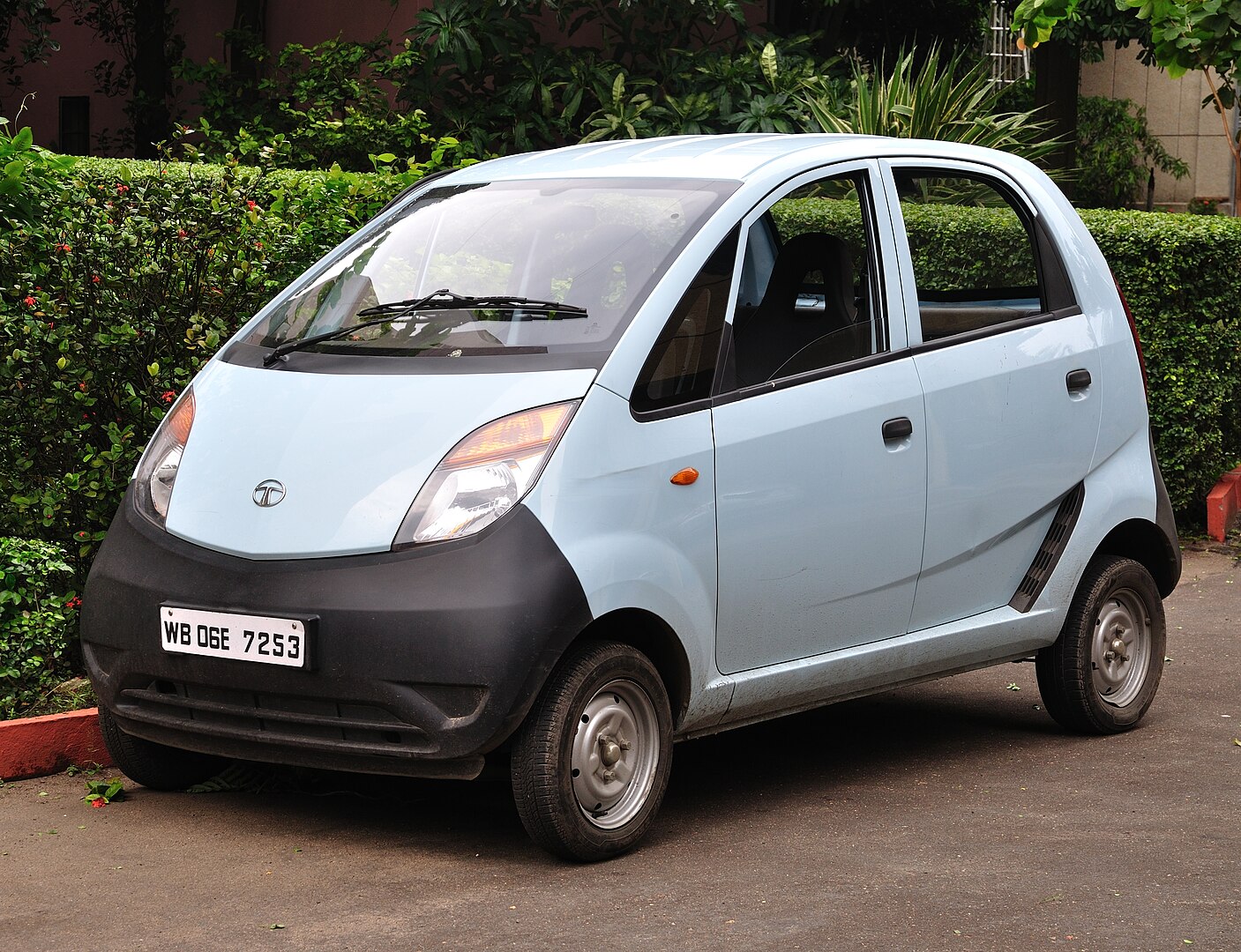 1407px Tata Nano Kolkata 2011 09 15 5184